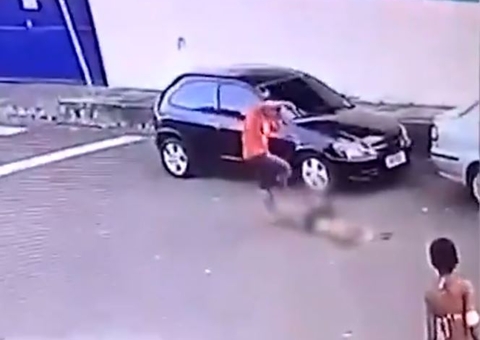 Vídeo: Polícia procura homem que espancou mulher em plena luz do dia em Manaus