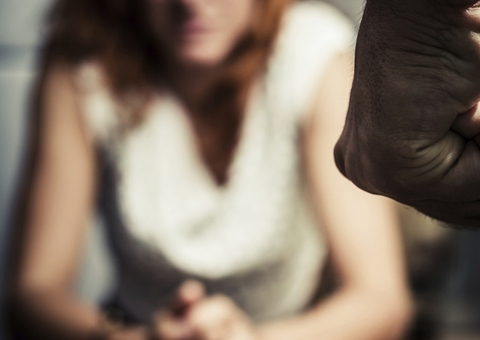 Lei que multa agressor de mulher em até R$ 2 mil está em vigor no Amazonas