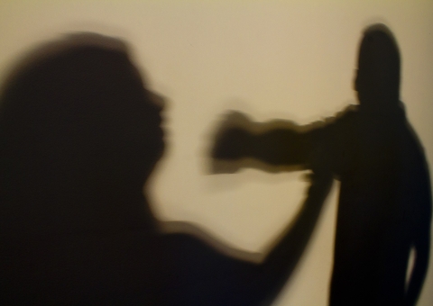 Marido chega em casa embriagado e agride esposa no Tancredo Neves