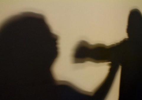 Ameaças por ciúme e outras agressões domésticas são combatíveis e precisam que mulher as revele
