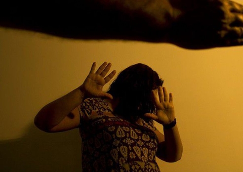 Denúncias de violência contra a mulher somam 105,6 mil em 2020