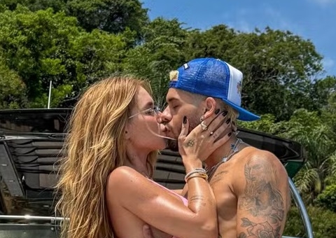 Virgínia exibe corpão de biquininho e troca beijos com Zé Felipe em barco