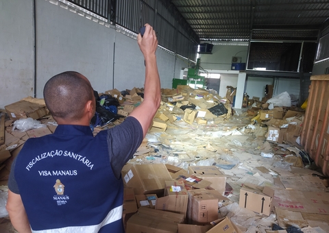 Depósito com agulhas usadas e medicamentos vencidos é interditado em Manaus