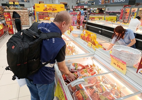 Operação apreende 688 quilos de alimentos impróprios em supermercados de Manaus