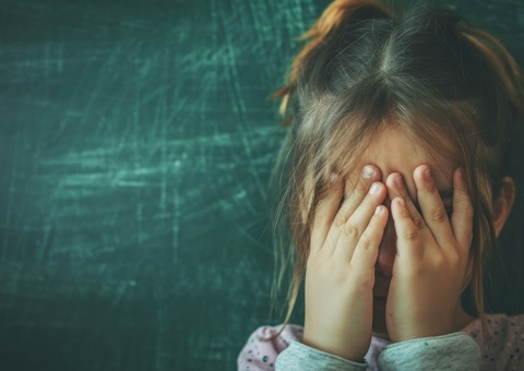 Menina conta em redação escolar que sofria abuso sexual pelo próprio pai