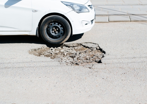 Motorista será indenizado após ter carro danificado em rua esburacada