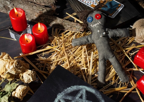 Pai e tio são presos por torturar e fazer ritual satânico com adolescente no Amazonas