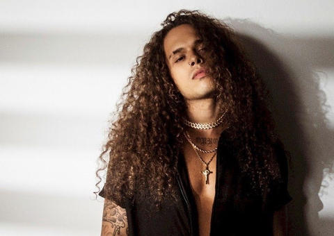 Vitão vira chacota por cover de Alcione e rebate: 'sabem p*** nenhuma'