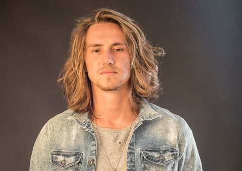 Vitor Kley anuncia fim do namoro com atriz Carolina Loureiro e revela motivo