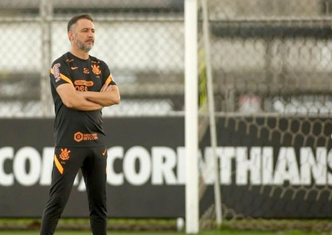 Contra o São Paulo, Vitor Pereira tenta amenizar números ruins em clássicos