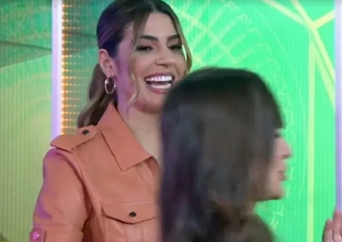 Thaís comete gafe e passa em frente as câmeras durante merchan em programa