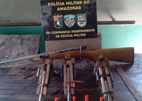 Homem surta, atira em vizinho e é preso com 4 armas em casa no Amazonas