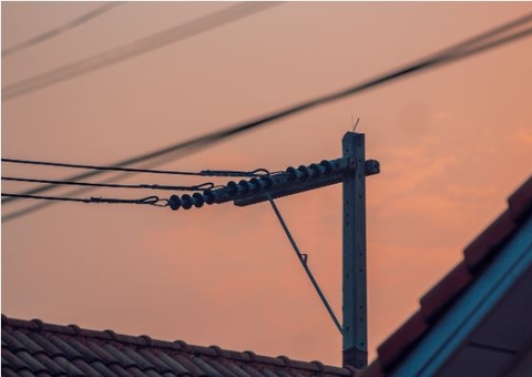 Motociclista morre atingido por poste derrubado por árvore