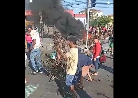 Populares fecham av. Torquato Tapajós após perderem casas em reintegração de posse