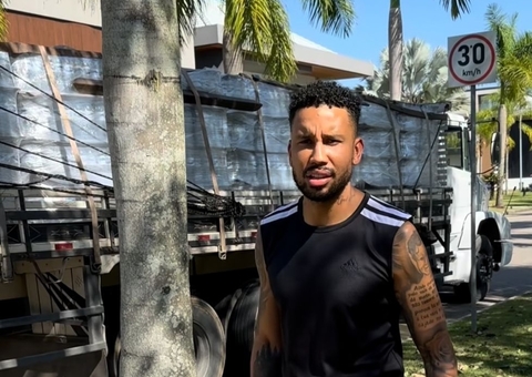 Jogadores de Flamengo, Vasco e grupo Sorriso Maroto doam 26 toneladas para o RS