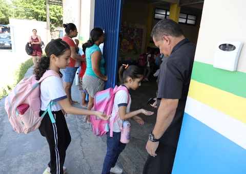 Alunos da rede pública retornam às aulas após recesso escolar no Amazonas