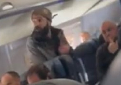 Vídeo: Homem tenta abrir porta de avião durante voo e ameaça matar passageiros