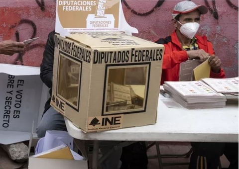 Homem atira cabeça degolada em centro de votação no México