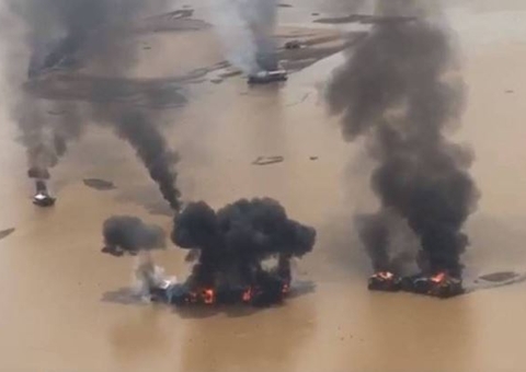 PF destrói 81 balsas de garimpeiros ilegais no Rio Madeira no Amazonas