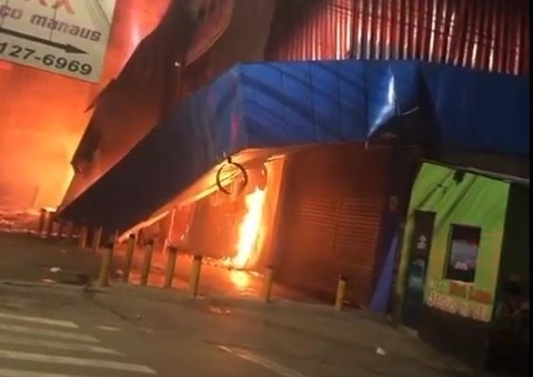 Vídeos mostram TVLAR e Drogaria Bom Preço sendo tragadas pelo fogo em Manaus