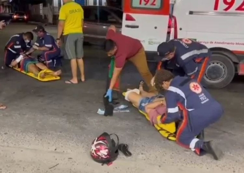 Mulheres ficam feridas em acidente após moto invadir contramão em avenida 