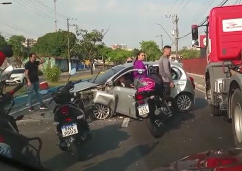 Vídeos mostram jovens desorientados e feridos após acidente grave na av. Efigênio Sales
