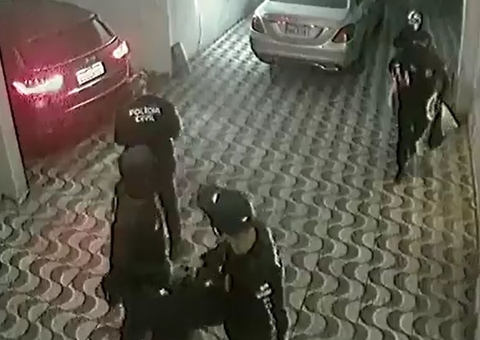 Vídeo mostra falsos policiais roubando casa em Manaus; até o cachorro foi levado