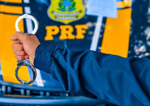 Foragido sai correndo ao ver agentes da PRF, mas acaba preso na BR-174