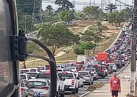 Acidente causa congestionamento quilométrico na Avenida das Torres