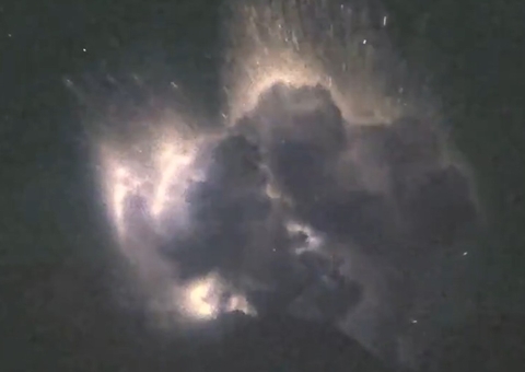 Vulcão entra em erupção e cancela mais de 30 voos no Japão; veja vídeo