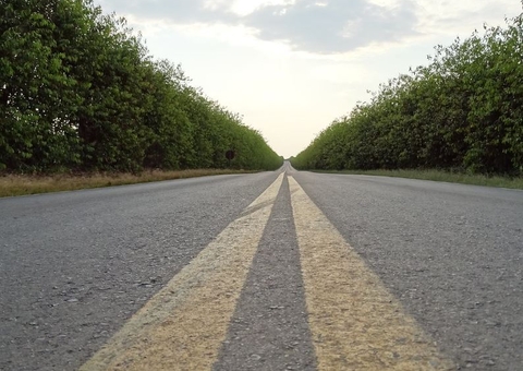 Jovem morre ao ser atropelada enquanto caminhava na BR-319