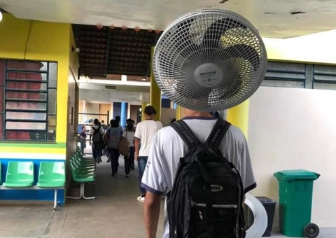 Sem ar-condicionado, estudantes levam ventilador e têm aulas no pátio da escola no Amazonas