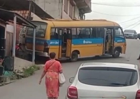 Micro-ônibus desgovernado atinge casa ao perder freio em ladeira no Alfredo Nascimento