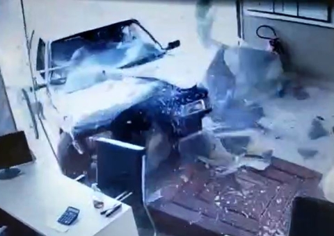 Motorista bêbado arrasta menina de 5 anos ao invadir autoescola em acidente, veja vídeo