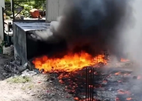 Incêndio em empresa de reciclagem assusta moradores no Tarumã-Açu