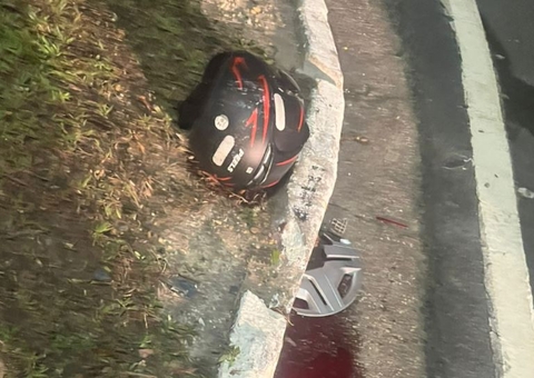 Homem morre em acidente entre carro e motocicleta em avenida de Manaus