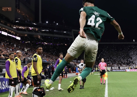 Flaco López causa polêmica ao chutar bandeira do Corinthians no Dérbi