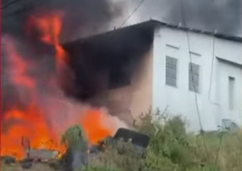 Incêndio atinge casa e destrói parte de oficina no Cidade de Deus 