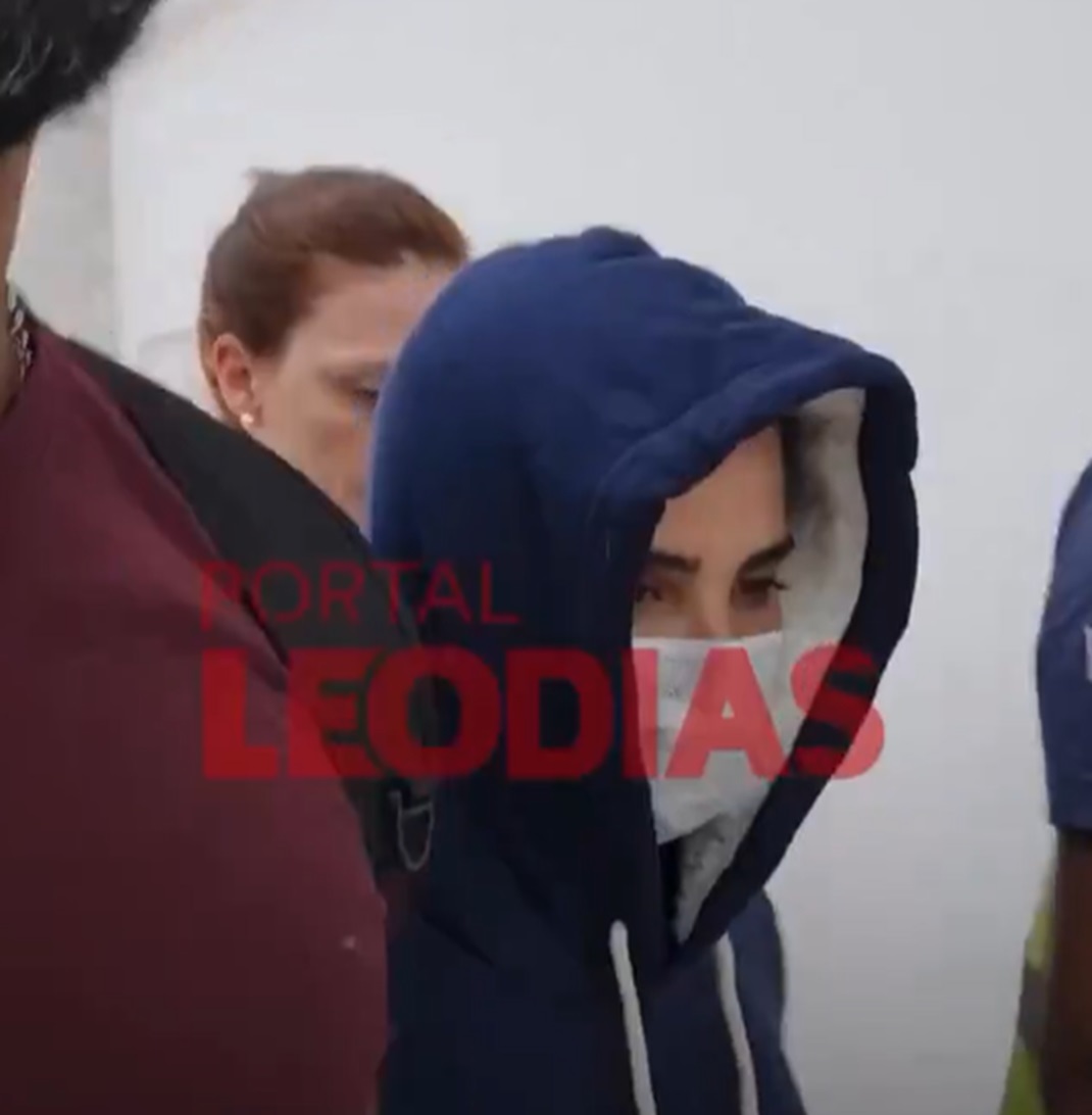 De capuz e máscara, Wanessa Camargo é vista em aeroporto após ser expulsa do BBB 24