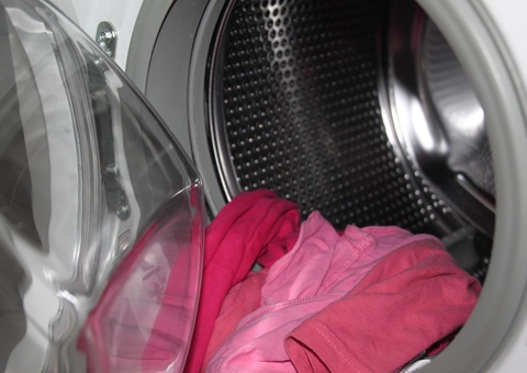 Mulher morre eletrocutada após encostar em máquina de lavar ligada na tomada