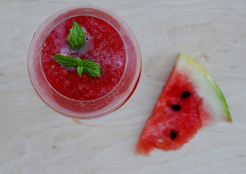 Perca peso com este poderoso suco de melancia e caju