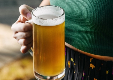 Mãe é presa após ser flagrada dando cerveja a bebê de 3 meses no São José