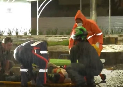 Mototaxista fica ferido ao ser arremessado durante acidente em Manaus