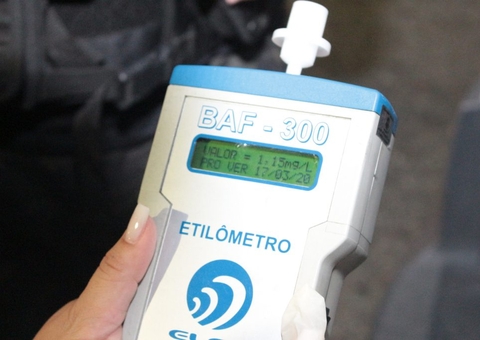 Motorista bêbado causa acidente no Distrito Industrial e tentar enfrentar PMs