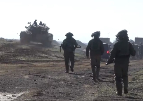 Militares de Israel voltam a patrulhar fronteira de Gaza após morte de reféns 