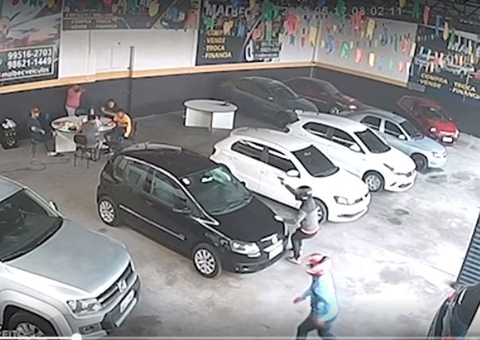Vídeo: Dupla tenta assaltar locadora de carros, mas é recebida à bala em Manaus