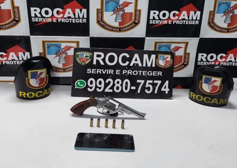 Dupla é presa enquanto passeava com arma escondida em carro em Manaus