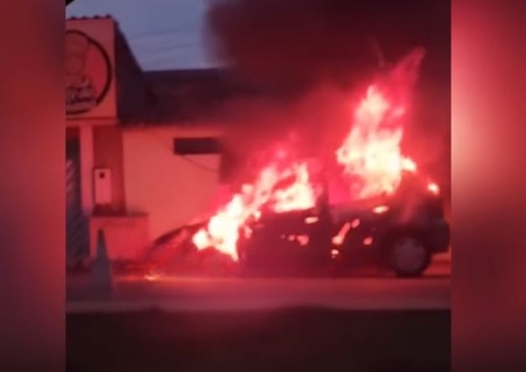 Um dia após sair da manutenção, carro pega fogo em avenida de Manaus