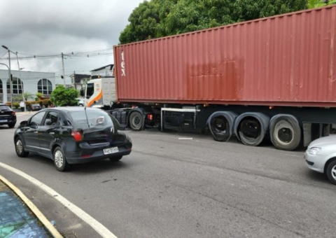 Carreta em pane complica trânsito na rotatória do Eldorado em Manaus 