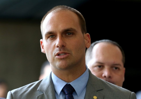 Eduardo Bolsonaro debocha de tortura sofrida por Mirian Leitão e partidos pedem cassação